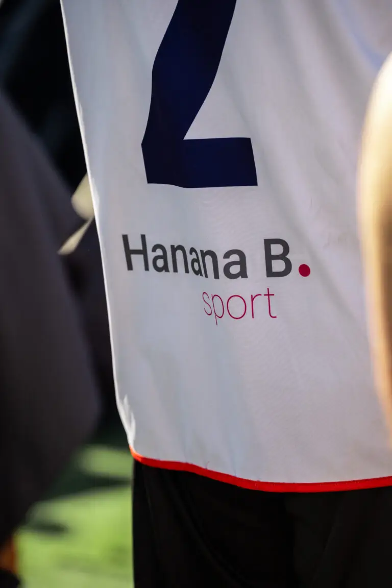 Maillot fait pour la Cadaoz Basket Cup, évènement organisé par Hanana B. dans le domaine du sport (basket) cette image montre les possibilités pour les clients de ce que peut faire l'agence dans les événements etc Agence événementielle sportive en Bretagne, organisation d'événement, conseils en marketing et communication, stratégie - agence HANANA B. but fonctionnel : [visiter le site pour montrer à la cible les potentiels événements que peut faire Hanana B]